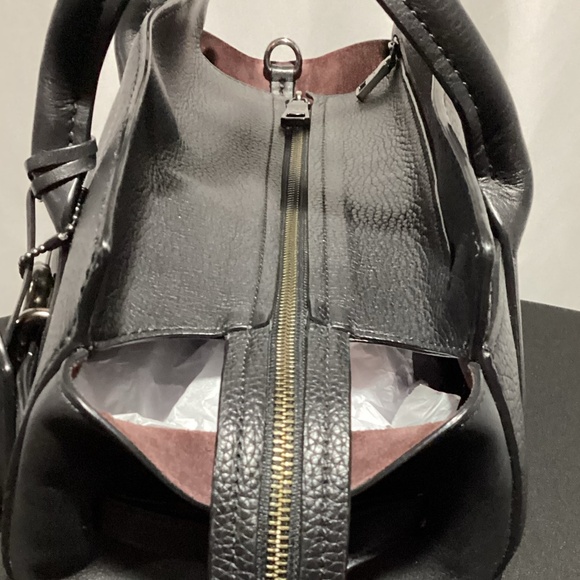 Elegant Black Leather Handbag - Picture 9 of 15